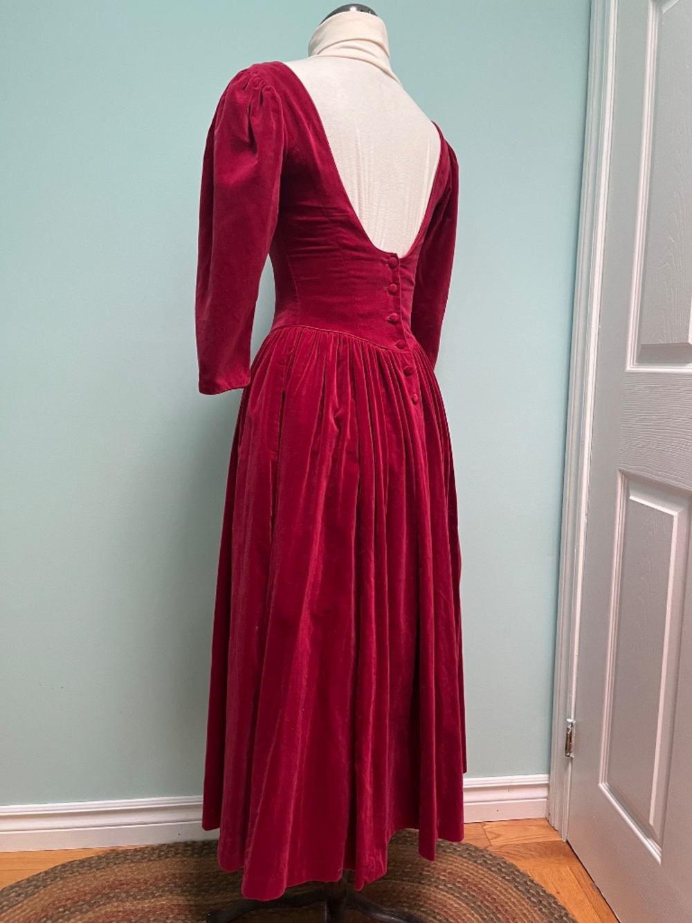 Gorgeous Laura Ashley wine coloured velvet dress, Sz 6 - Picture 5 of 11